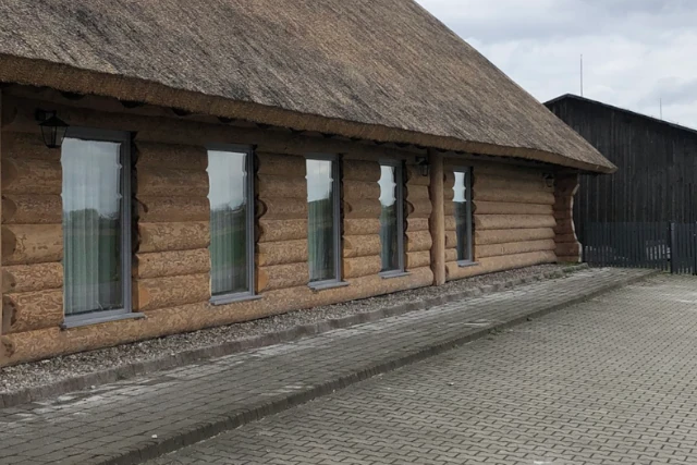 Czyszczenie i odświeżanie drewnianych bali