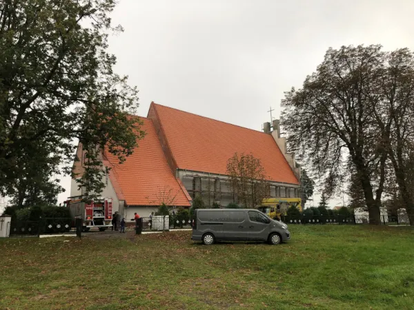 Renowacja dachu zabytkowego kościoła im. św. Mikołaja w Wilkowie - efekt po hydropiaskowaniu