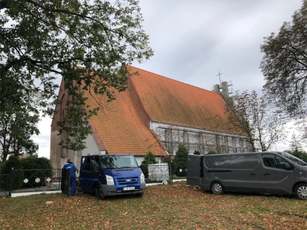 Renowacja dachu zabytkowego kościoła im. św. Mikołaja w Wilkowie - efekt przed hydropiaskowaniem